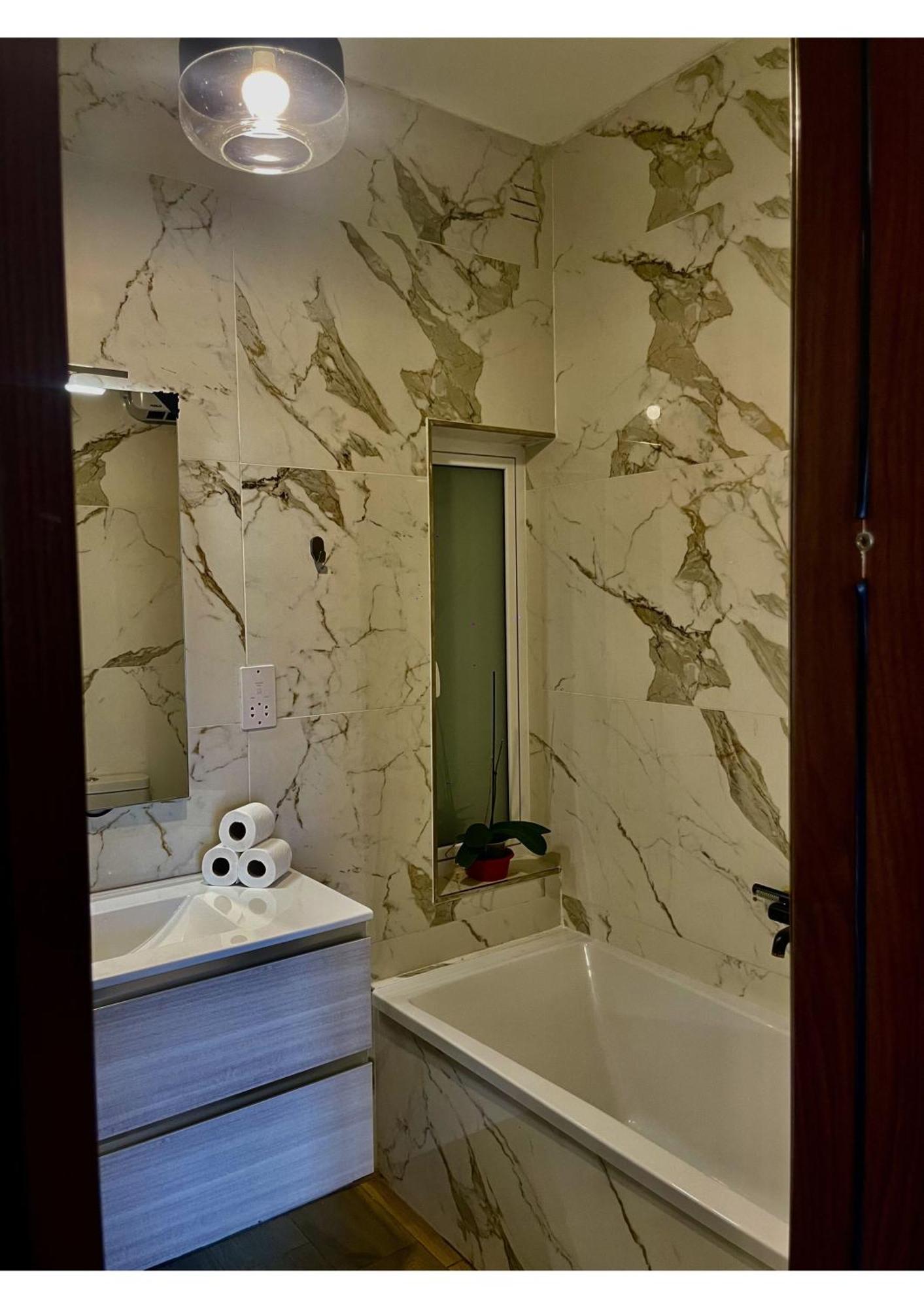 Airport Accommodation Bedroom With Bathroom Self Check In And Self Check Out Air-Condition Included Mqabba Ngoại thất bức ảnh